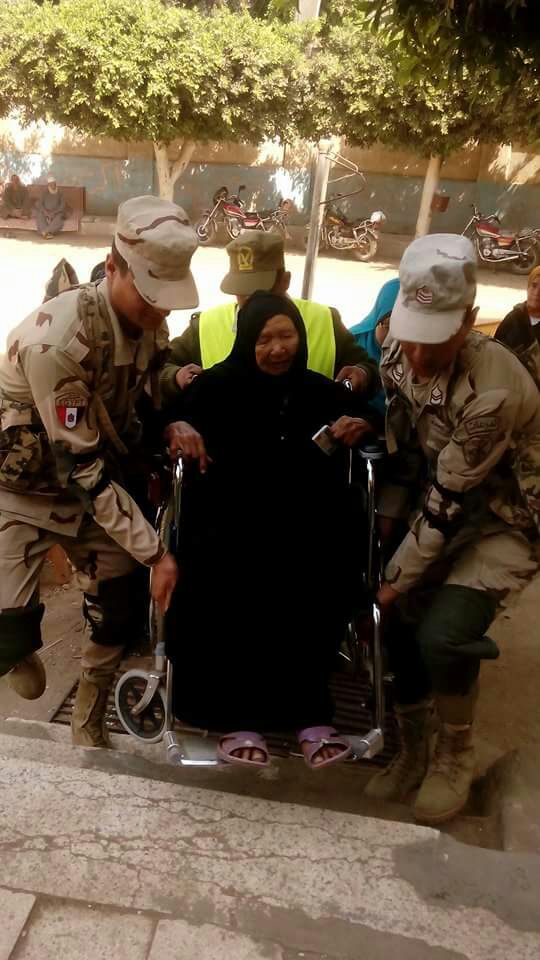 جنود يحملون مسنة جنود يحملون مسنة