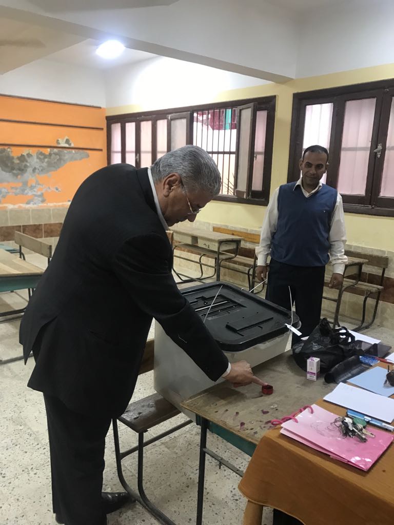 النائب محمود الصعيدى يدلى بصوته فى الانتخابات الرئاسية  (2)