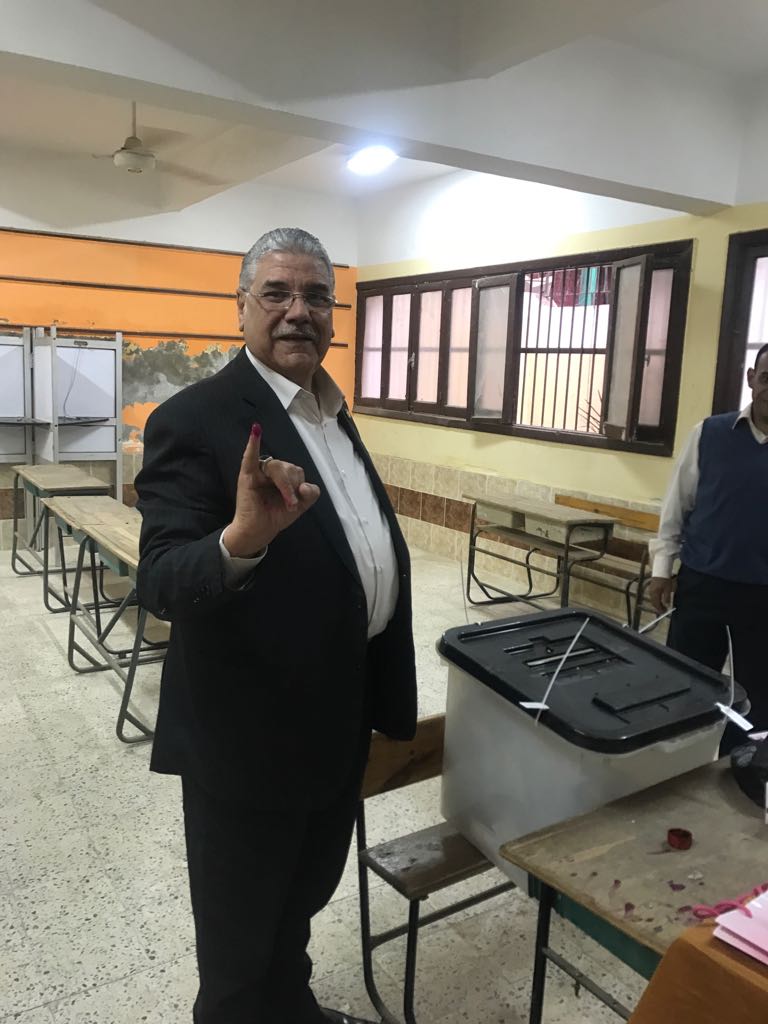 النائب محمود الصعيدى يدلى بصوته فى الانتخابات الرئاسية  (1)