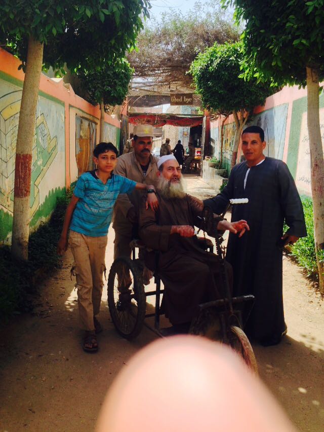 الشرطة تساعد مسنين للادلاء بأصواتهم (5)