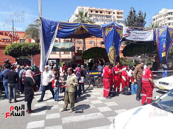  أفراد الهلال الأحمر بمحيط أحد المقرات الانتخابية