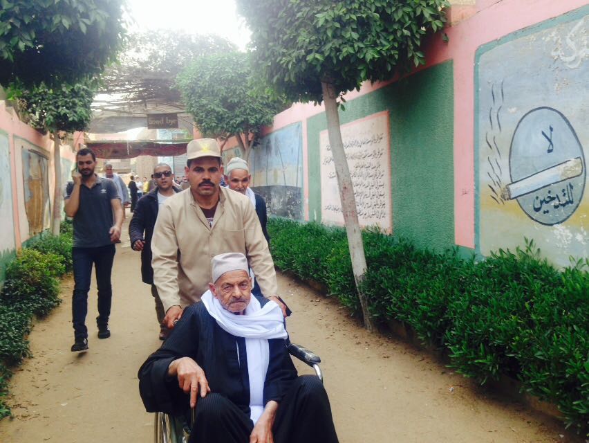الشرطة تساعد مسنين للادلاء بأصواتهم (3)