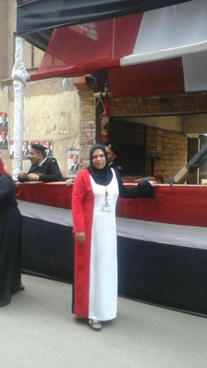 سيدة ترتدي علم مصر
