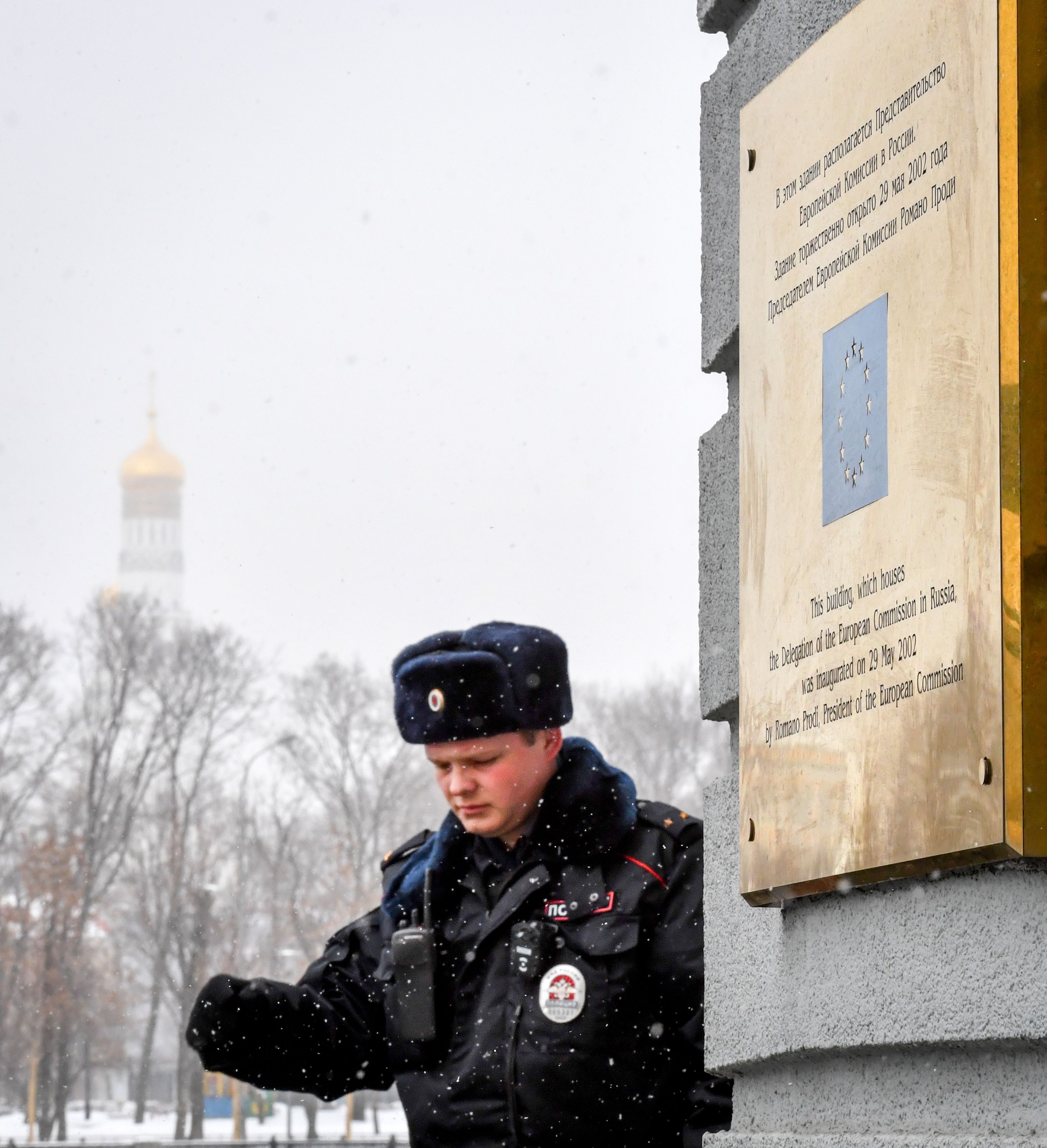 أحد أفراد الشرطة الأوكرانية بجوار مبنى السفارة
