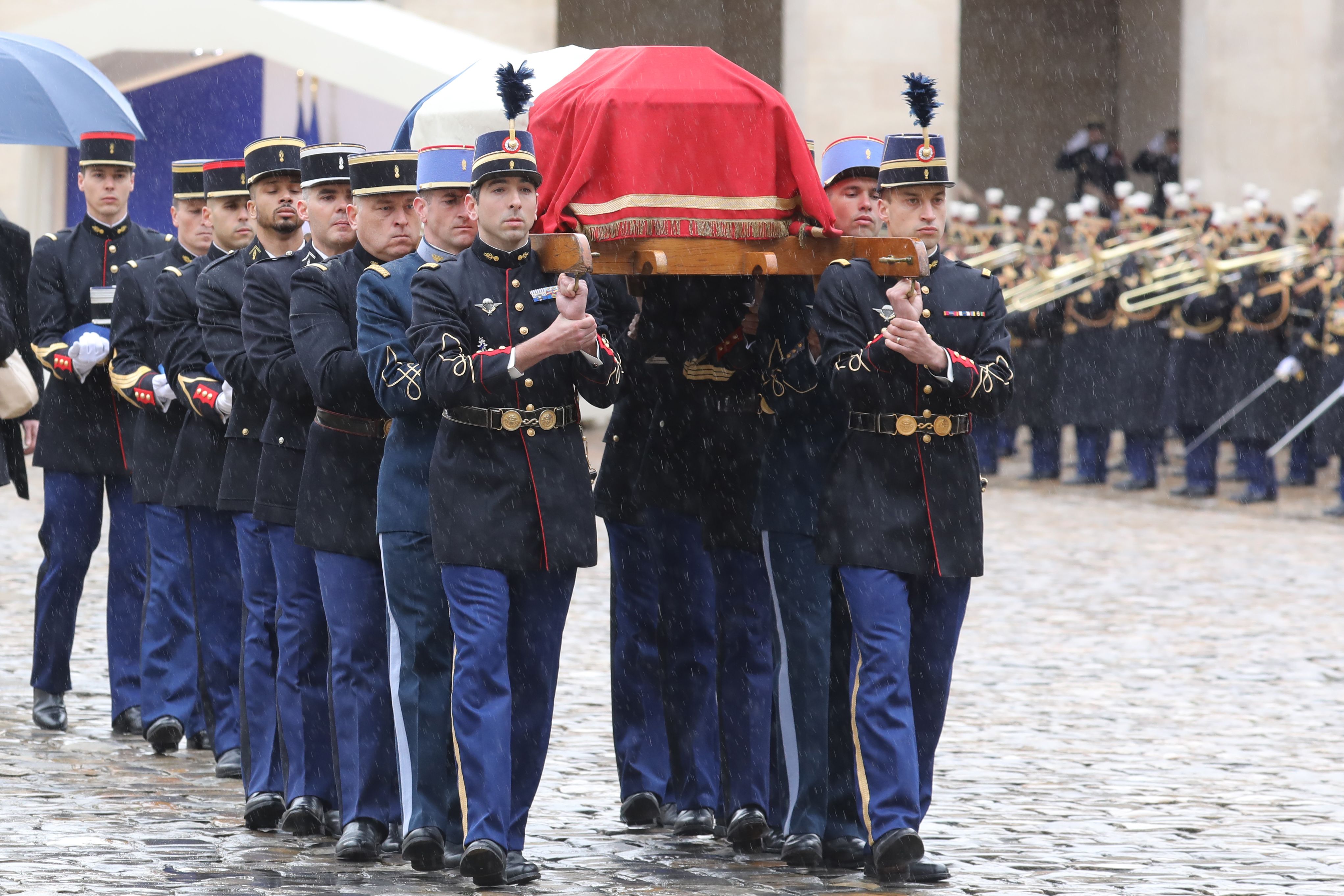 الجنود يحملون جثمان الضابط الفرنسى على أكتافهم