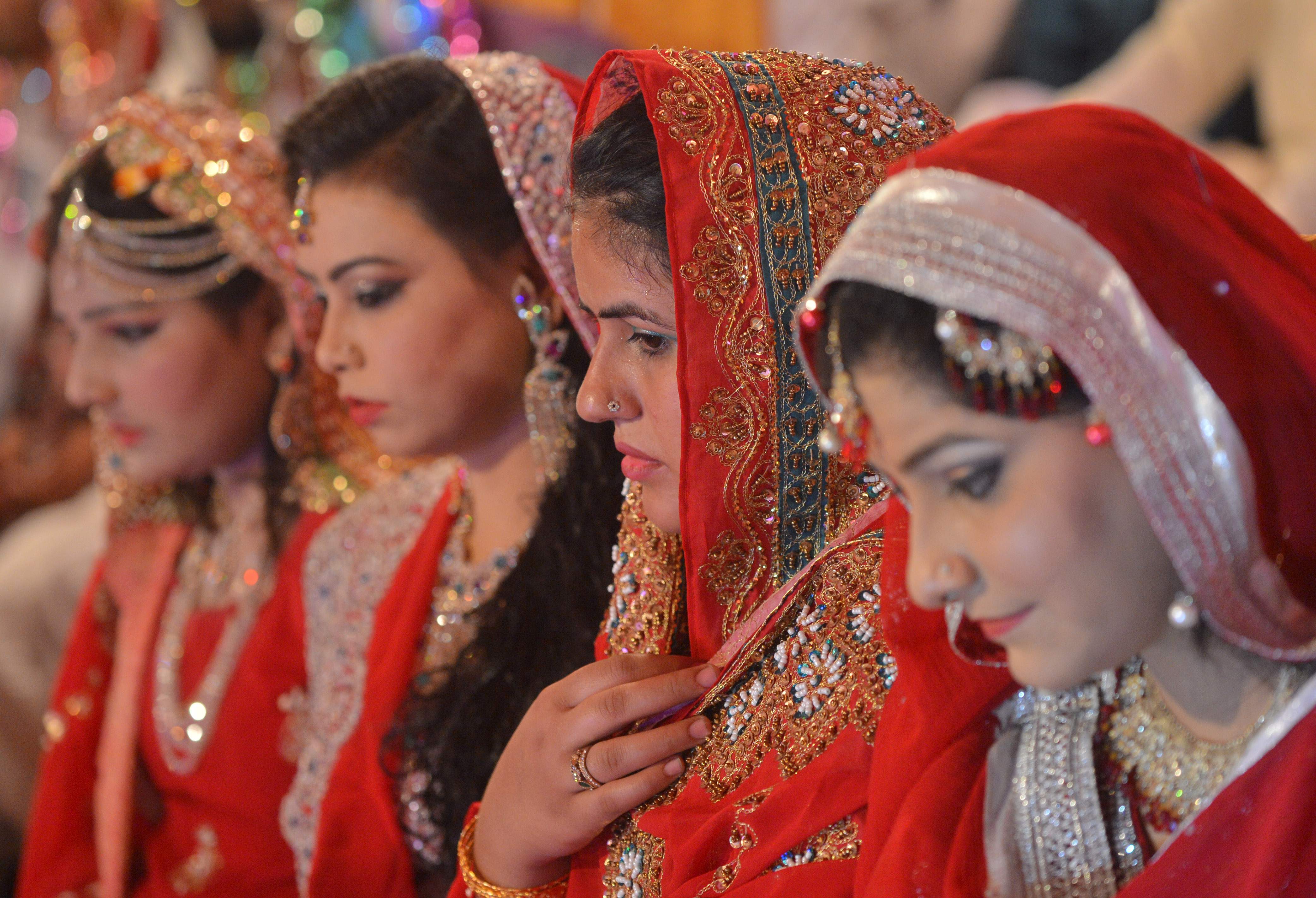 زوجات باكستانيات خلال الحفل