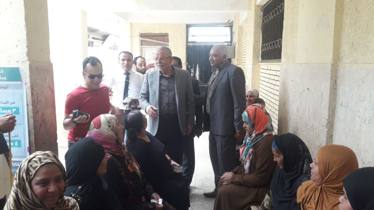 محافظ المنيا يتحدث مع السيدات باللجان الانتخابية