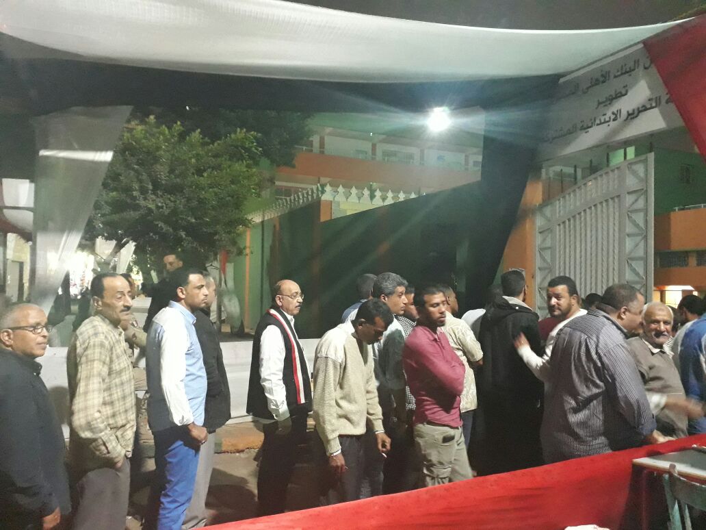 طوابير الشباب تتصدر المشهد فى آخر ساعات التصويت بمنطقة بولاق أبو العلا (1)