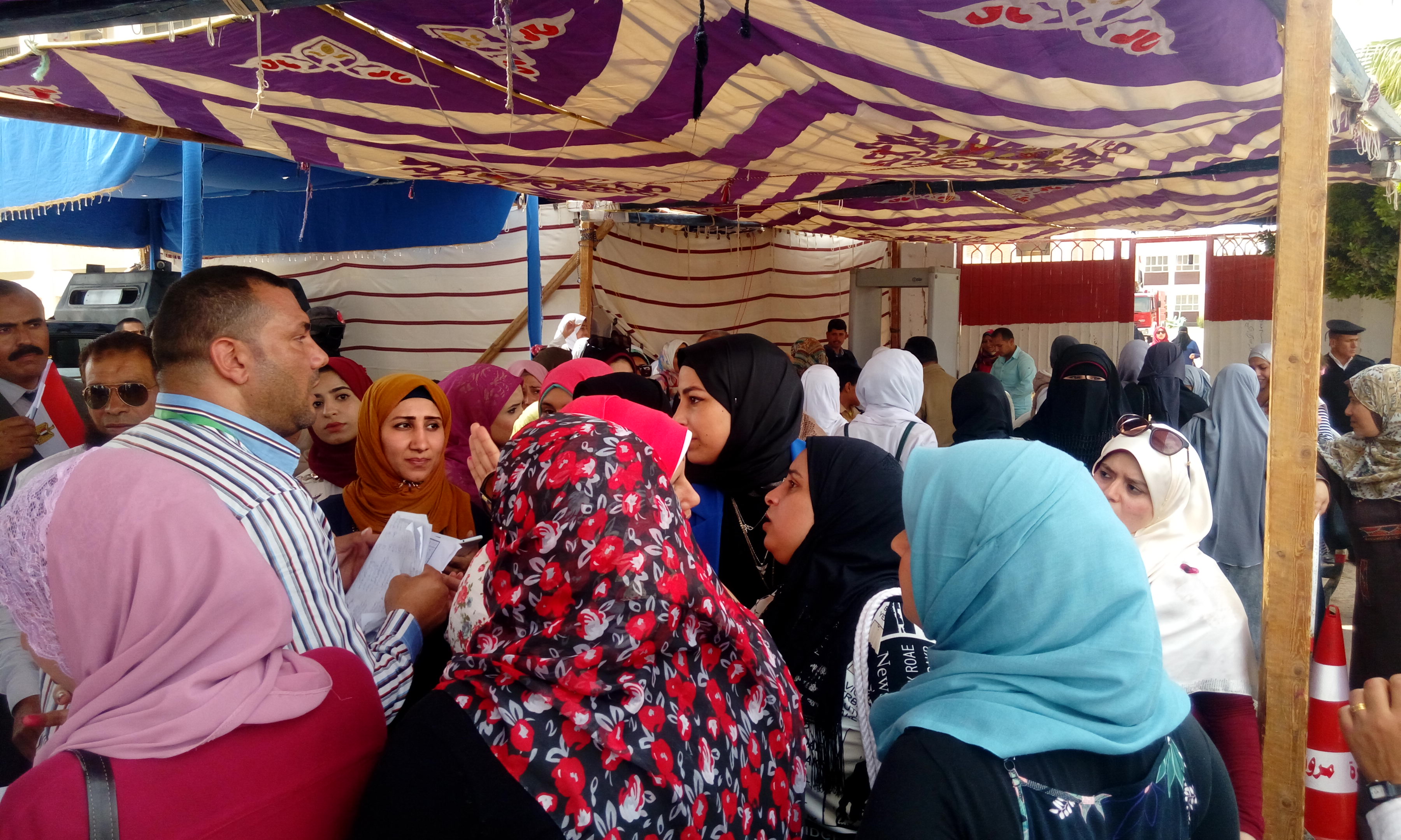  السيدات امام اللجان الانتخابية 