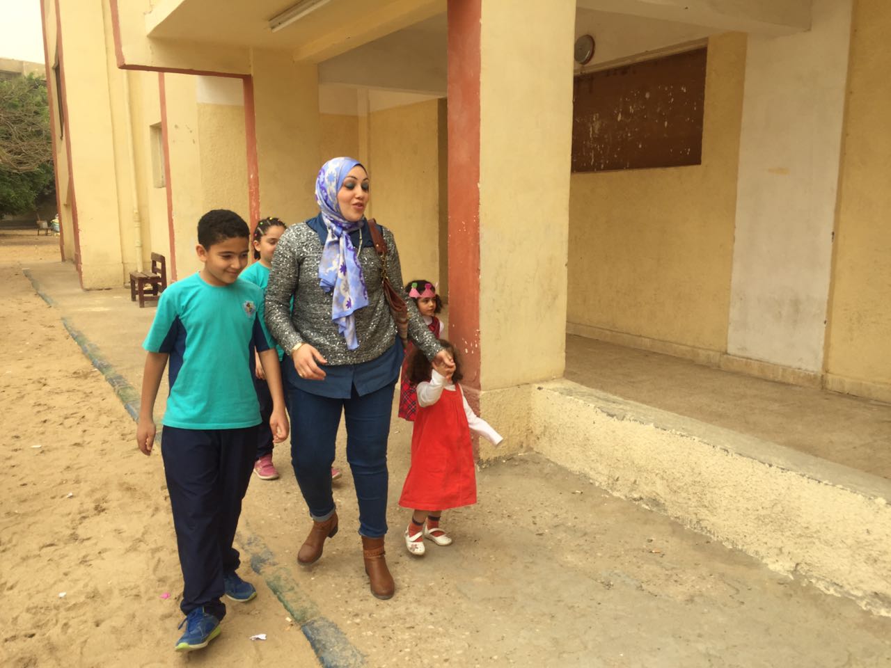 سيدة تصطحب اطفالها الاربعة للجنة الانتخابية للادلاء بصوتها فى حدائق الاهرام (1)