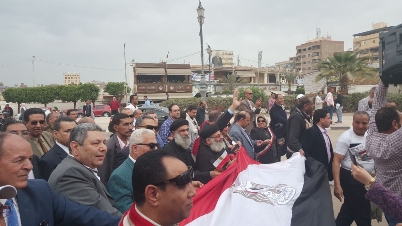 4 كهنة الكنيسة يرفعون الاعلام المصرية