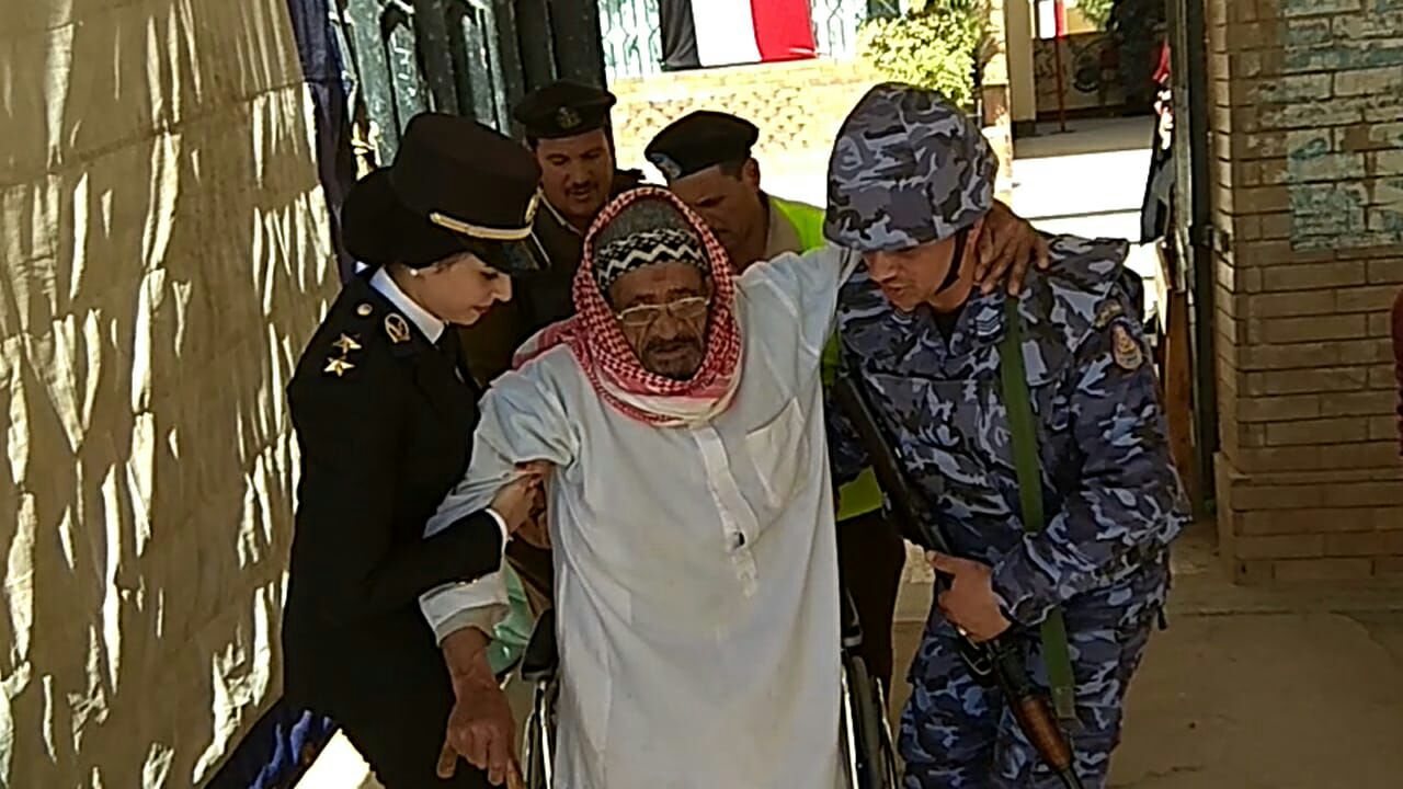 الشرطة النسائية ورجال القوات المسلحة يساعدون المسنين