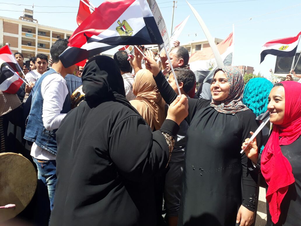 السيدات أثناء رفعهم علم مصر باللجان الانتخابية