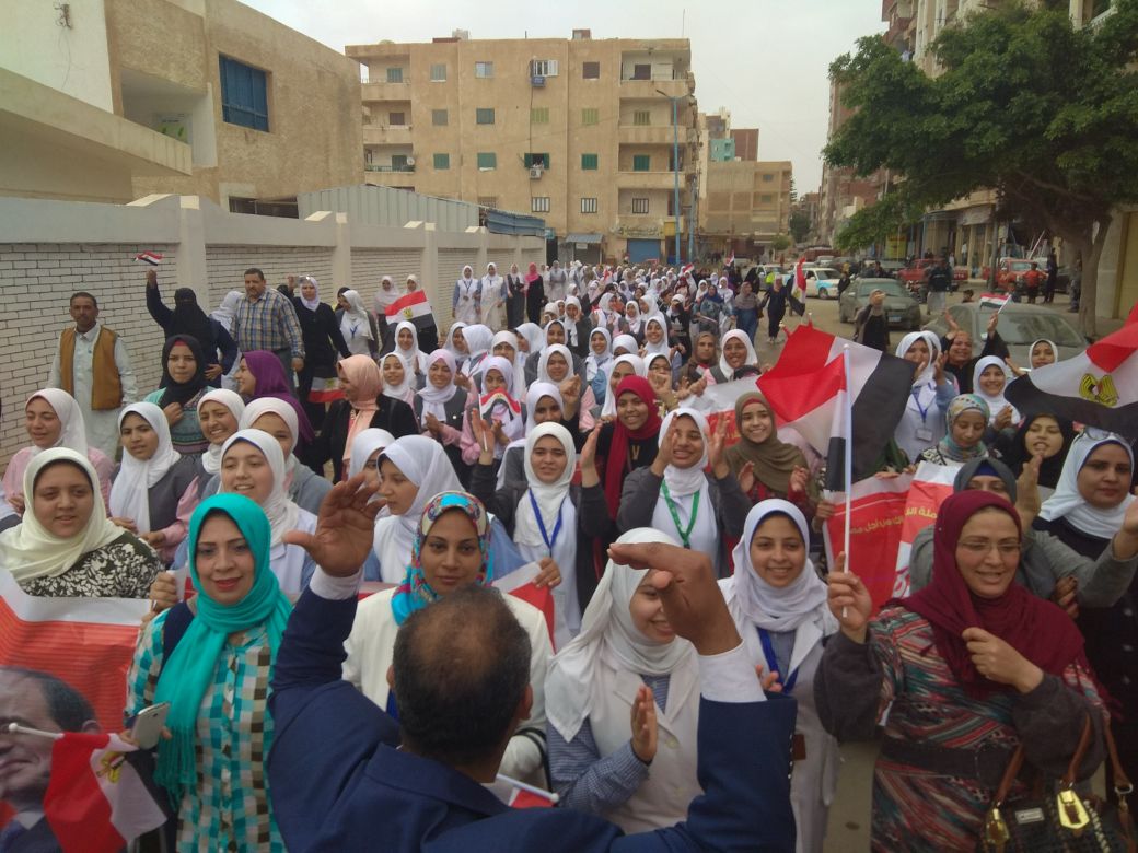  رفع أعلام مصر وترديد الاغانى الوطنية خلال المسيرة بمطروح