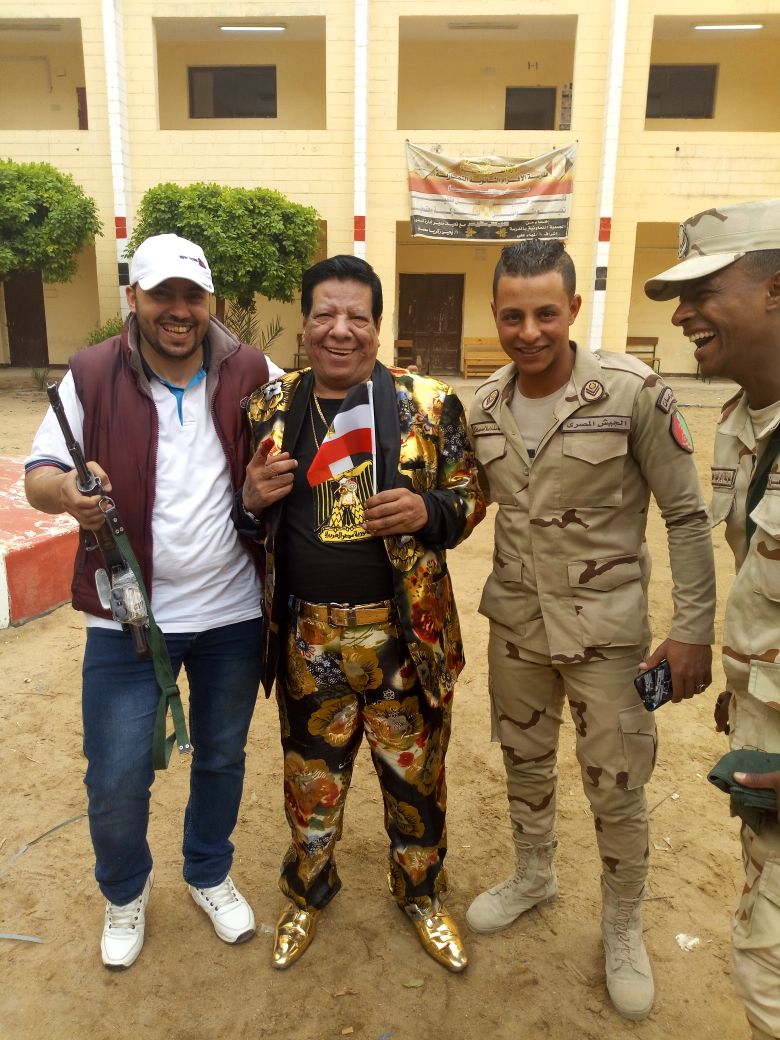 شعبان عبد الرحيم مع جنود تأمين لجنة الانتخابات