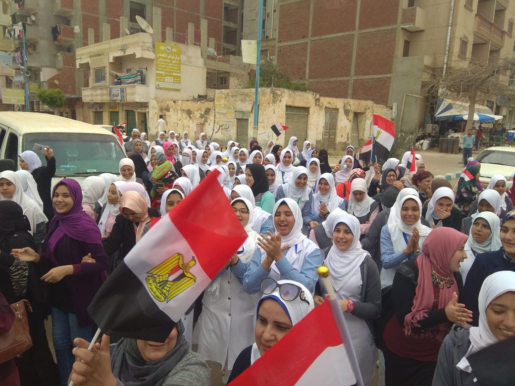  مسير احتفالية لطالبات مطروح أمام اللجان الانتخابية