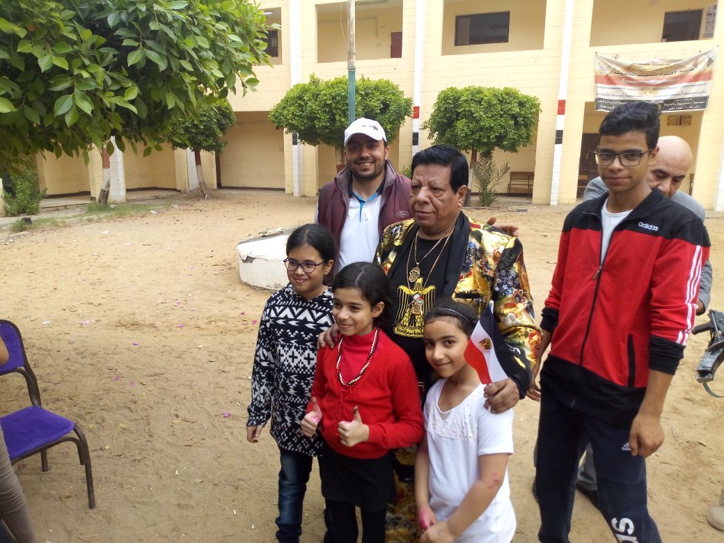 شعبان عبد الرحيم يلتقط صورا مع الناخبين وأطفالهم