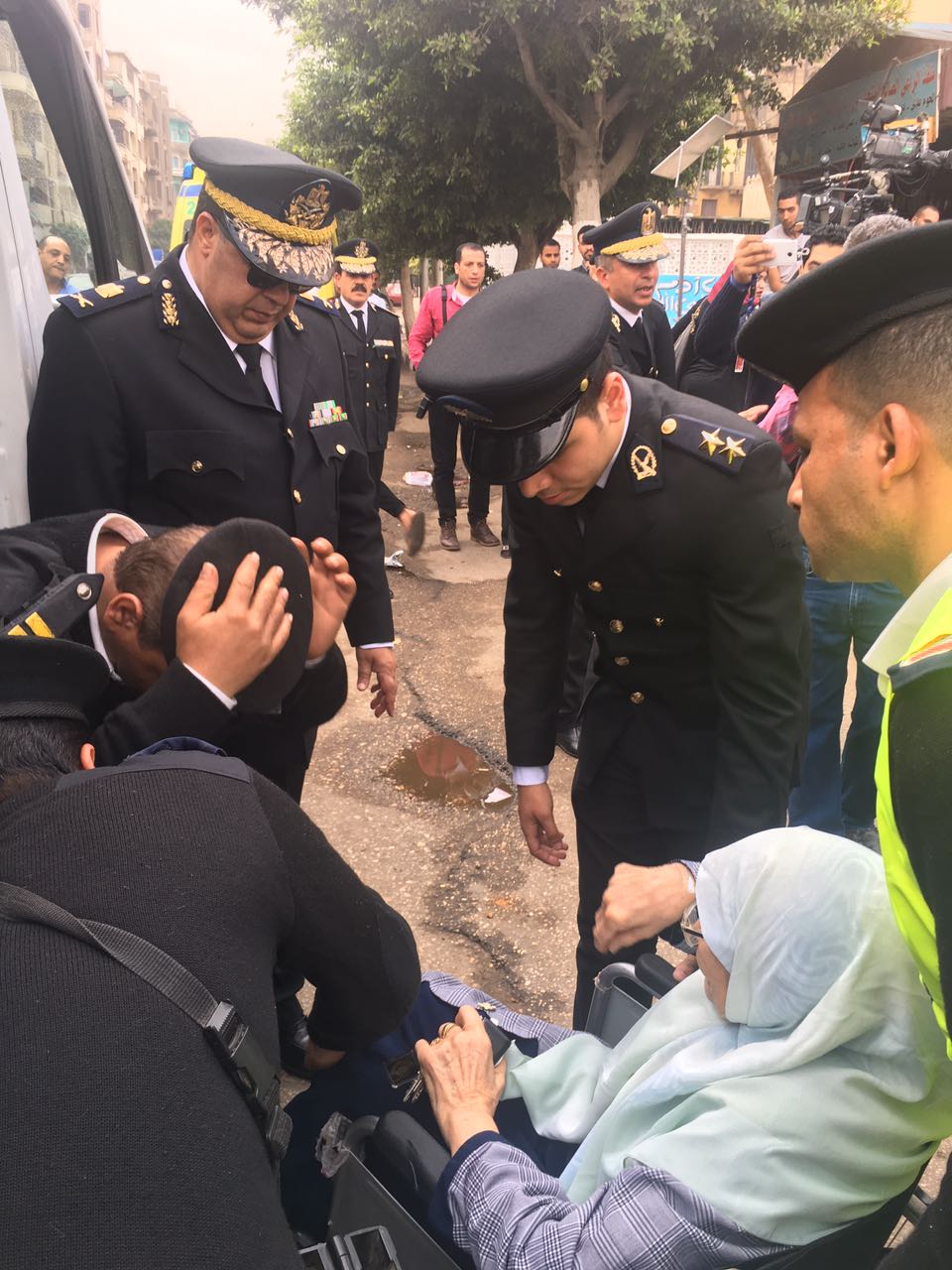 رجال الشرطة تساعد عجوز ونقلها مقر لجنتها بروض الفرج (3)