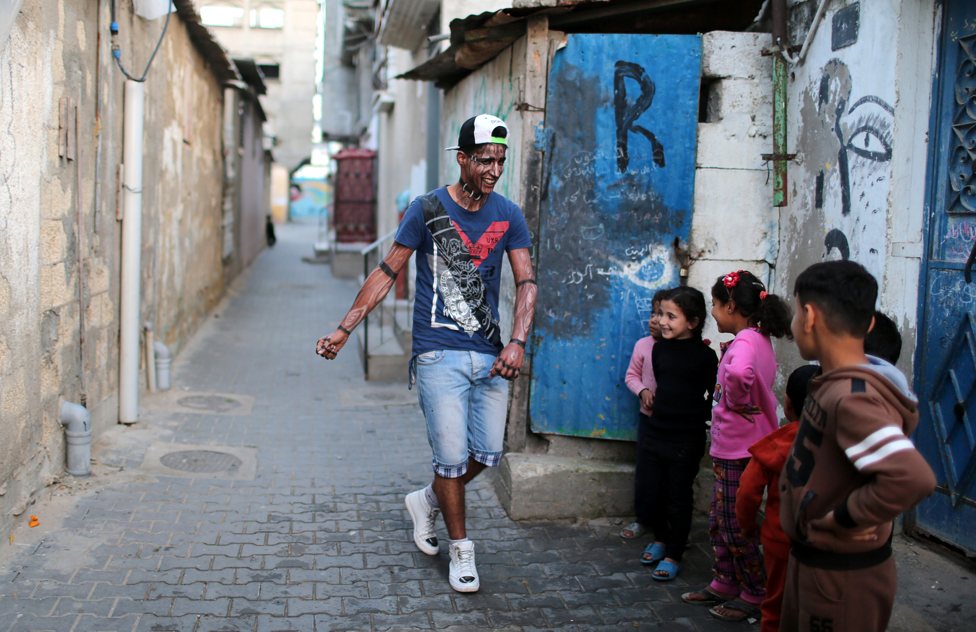 فنانة فلسطينية تحول الأشخاص إلى زومبى (6)