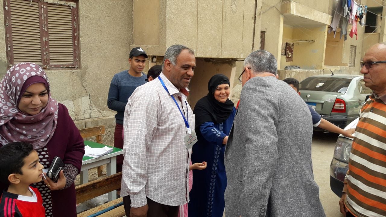 محافظ المنيا يصافح احد السيدات المشاركات بالانتخابات