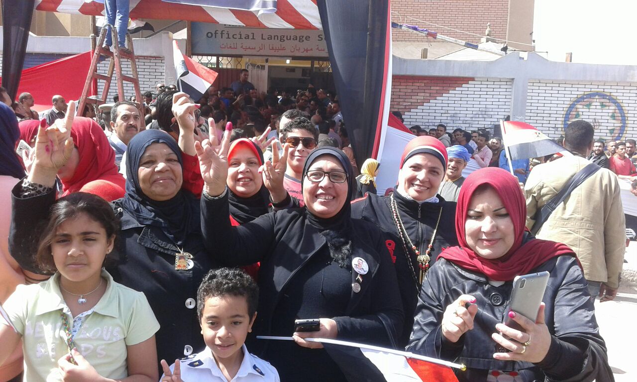 الكاتبة الصحفية سامية زين العابدين ترفع علامة النصر مع الناخبين