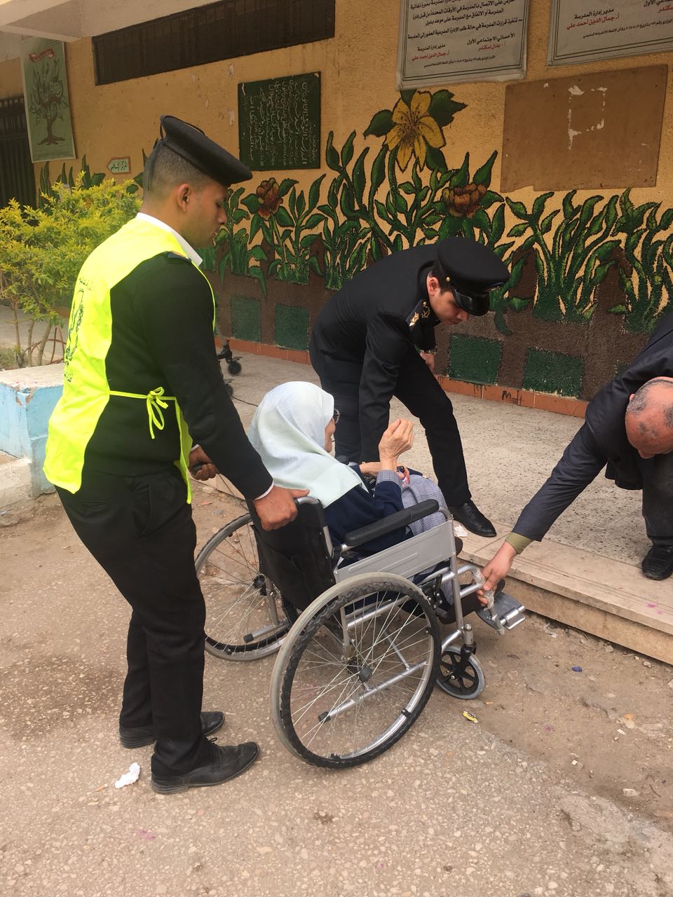 رجال الشرطة تساعد عجوز ونقلها مقر لجنتها بروض الفرج (1)