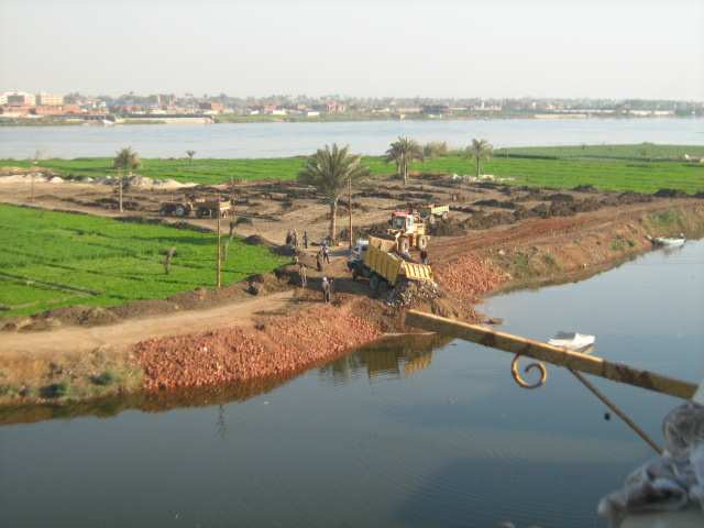 ردم أجزاء من النيل
