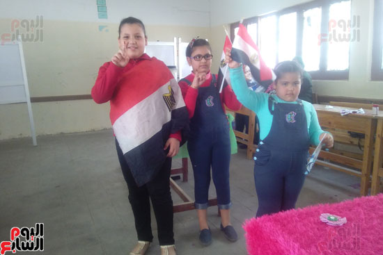اطفال يرفعون علم مصر