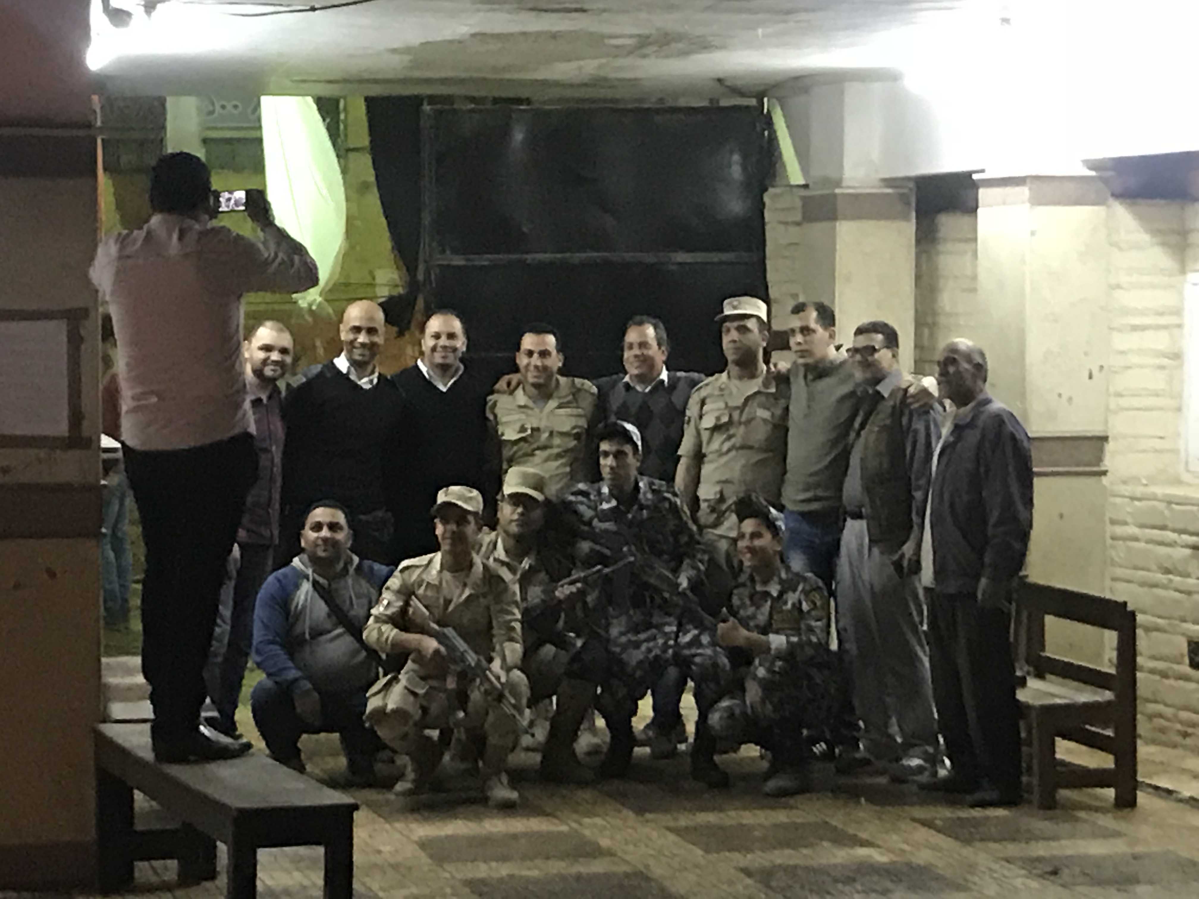 الناخبون يلتقطون صورا تذكارية مع رجال التأمين (2)