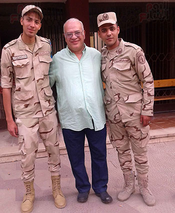 الفنان صلاح عبد الله مع مجندين