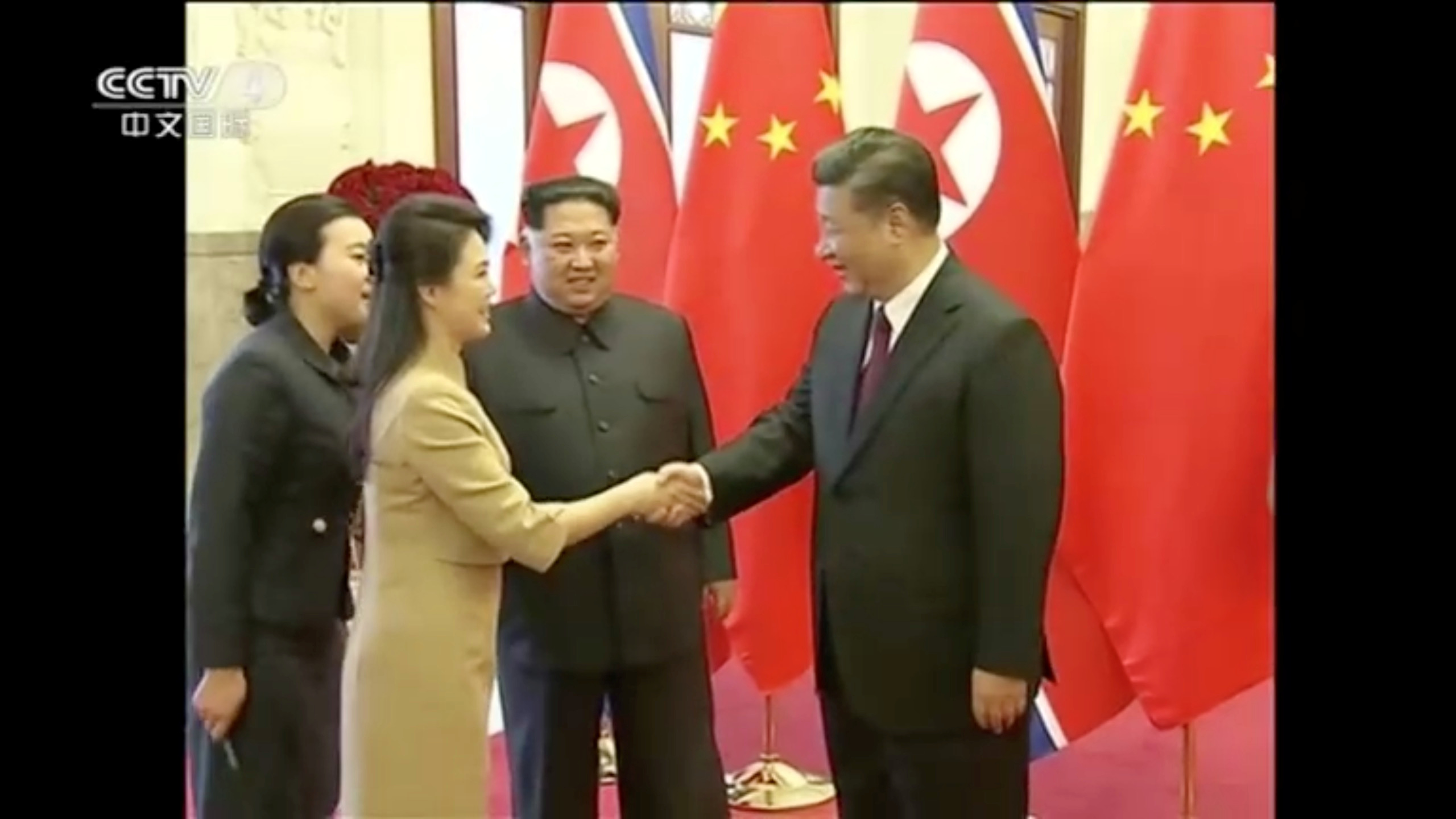زوجة زعيم كوريا تصافح الرئيس الصيني