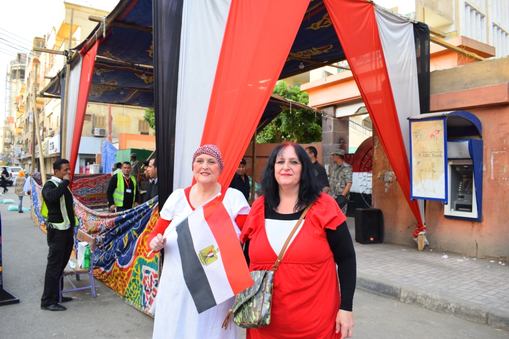 تيريزا وشقيقتها باربرا خلال جولاتهن بلجان الانتخابات الرئاسية فى الأقصر