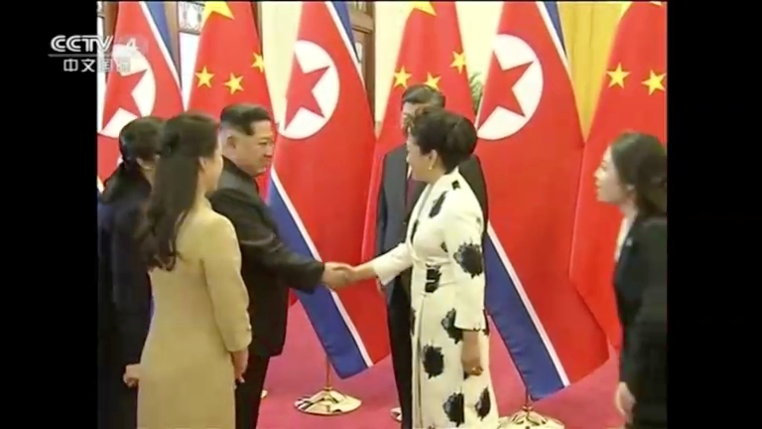 زعيم كوريا يصافح زوجة الرئيس الصيني