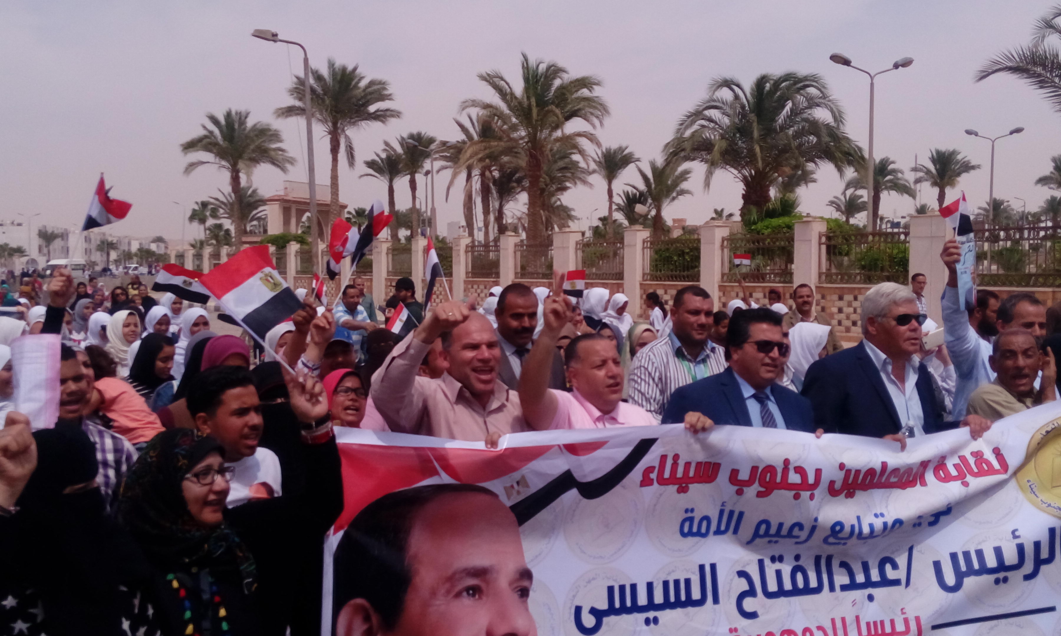  محمد عقل وكيل وزارة التربية والتعليم وفوزى همام رئيس مدينة طور سيناء والمعلمين فى المسيرة
