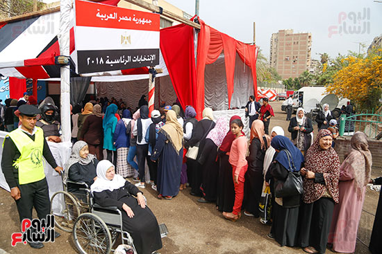 حشود أمام لجان - انتخابات الرئاسه (5)
