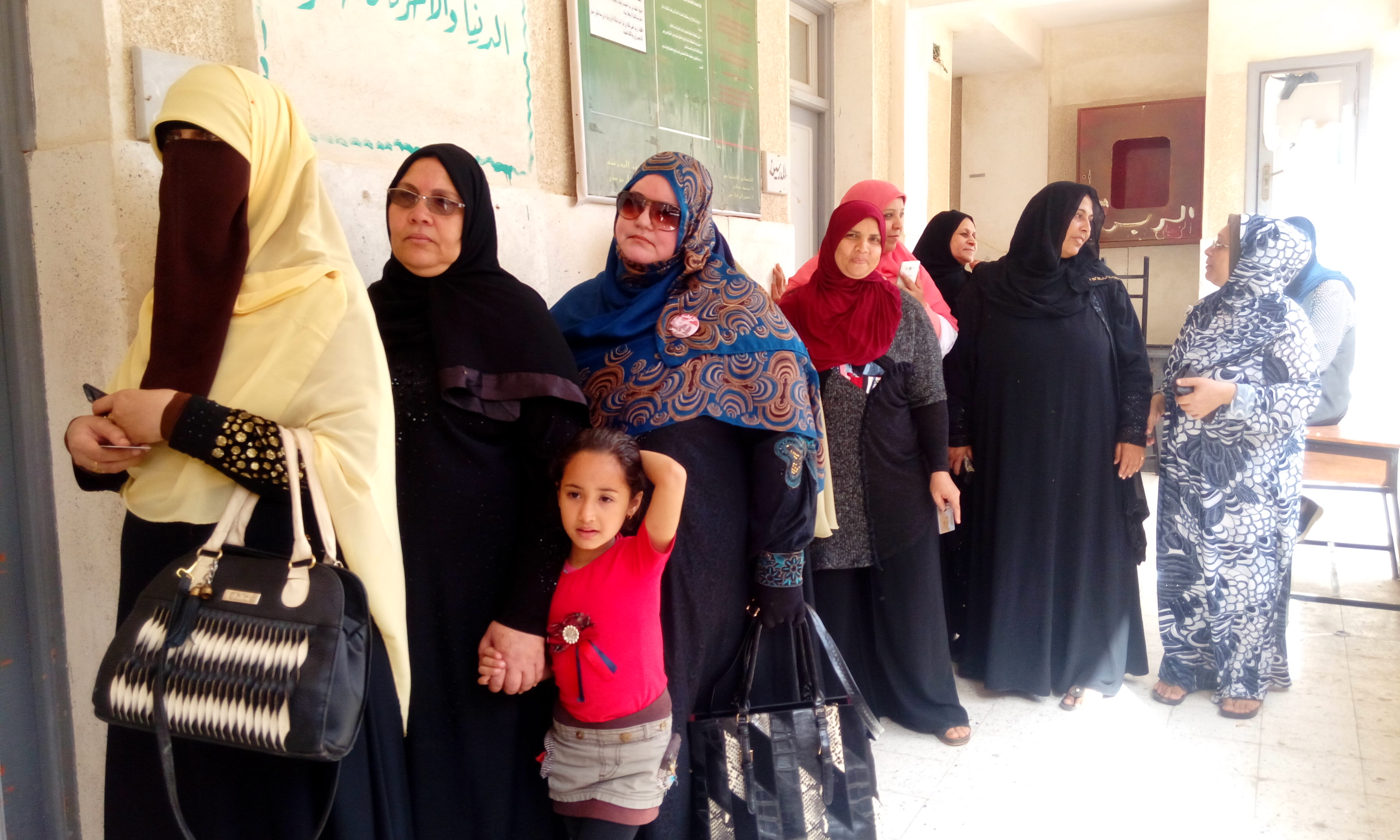 توافد المواطنين على اللجان الانتخابيه بجنوب سيناء (4)