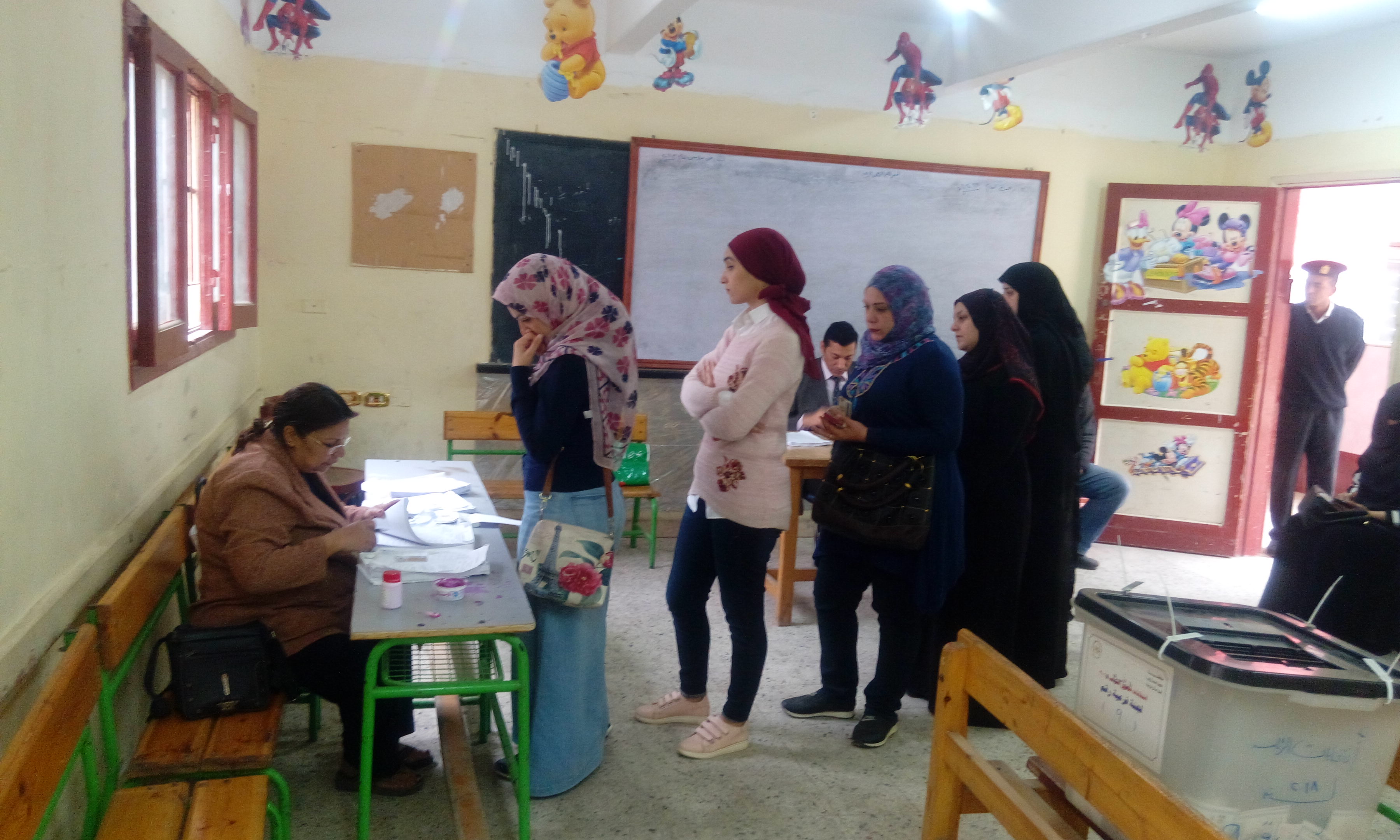 اقبال من السيدات على لجان انتخابات الرئاسة بالدقهلية (5)