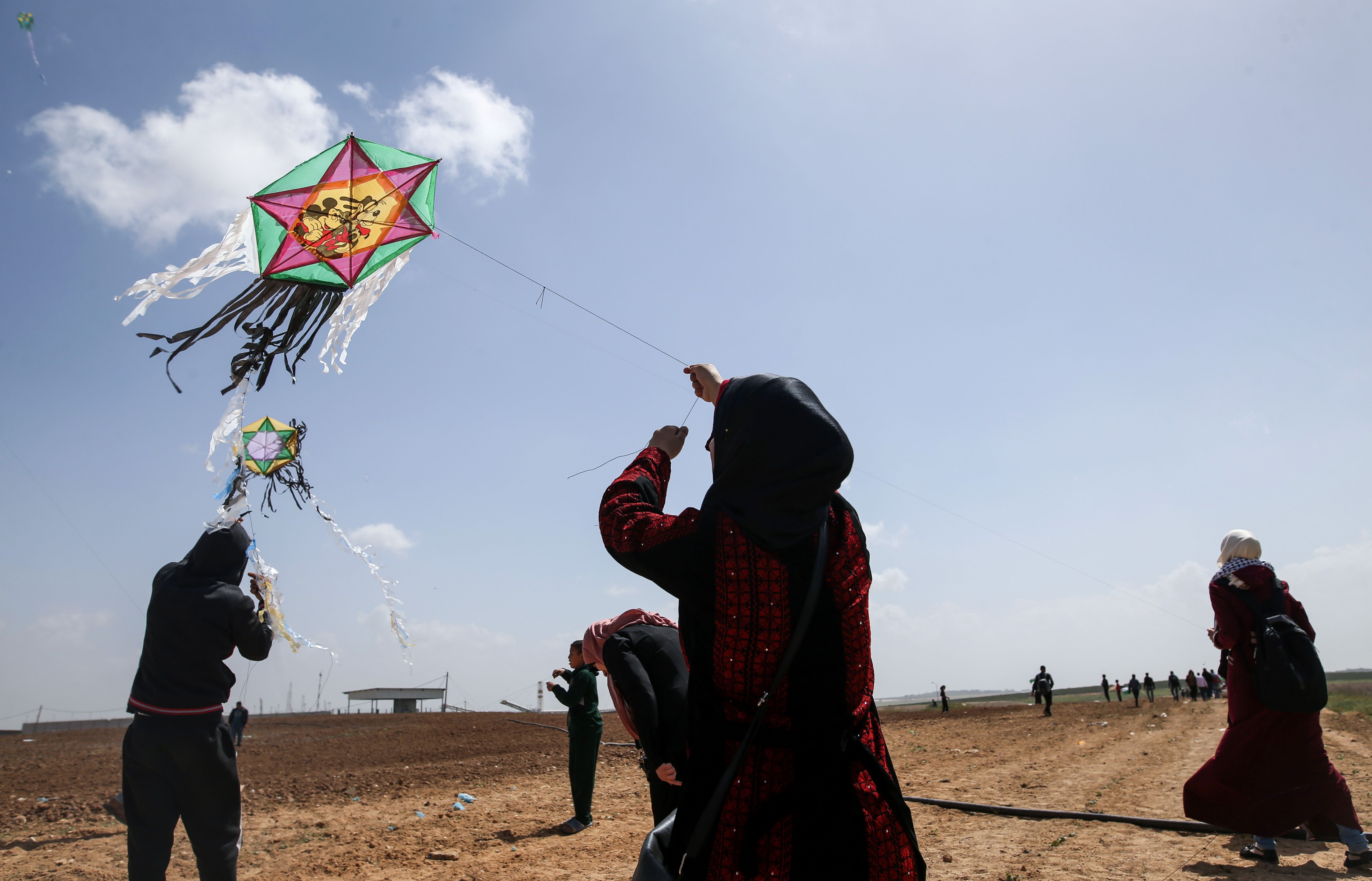 سيدات غزة يصنعن طائرات ورقية