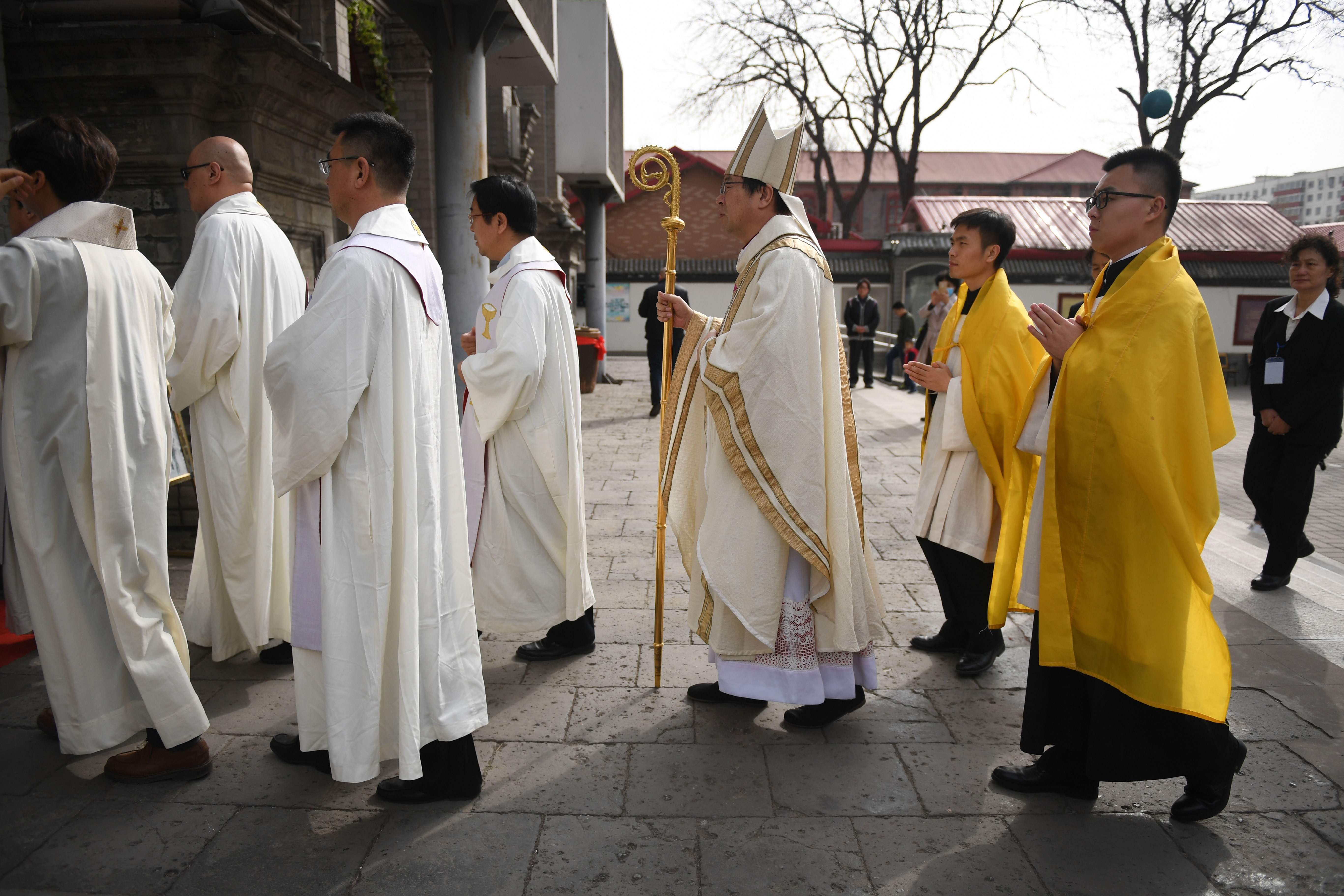 وصول رجال الدين الكاثوليك للقداس