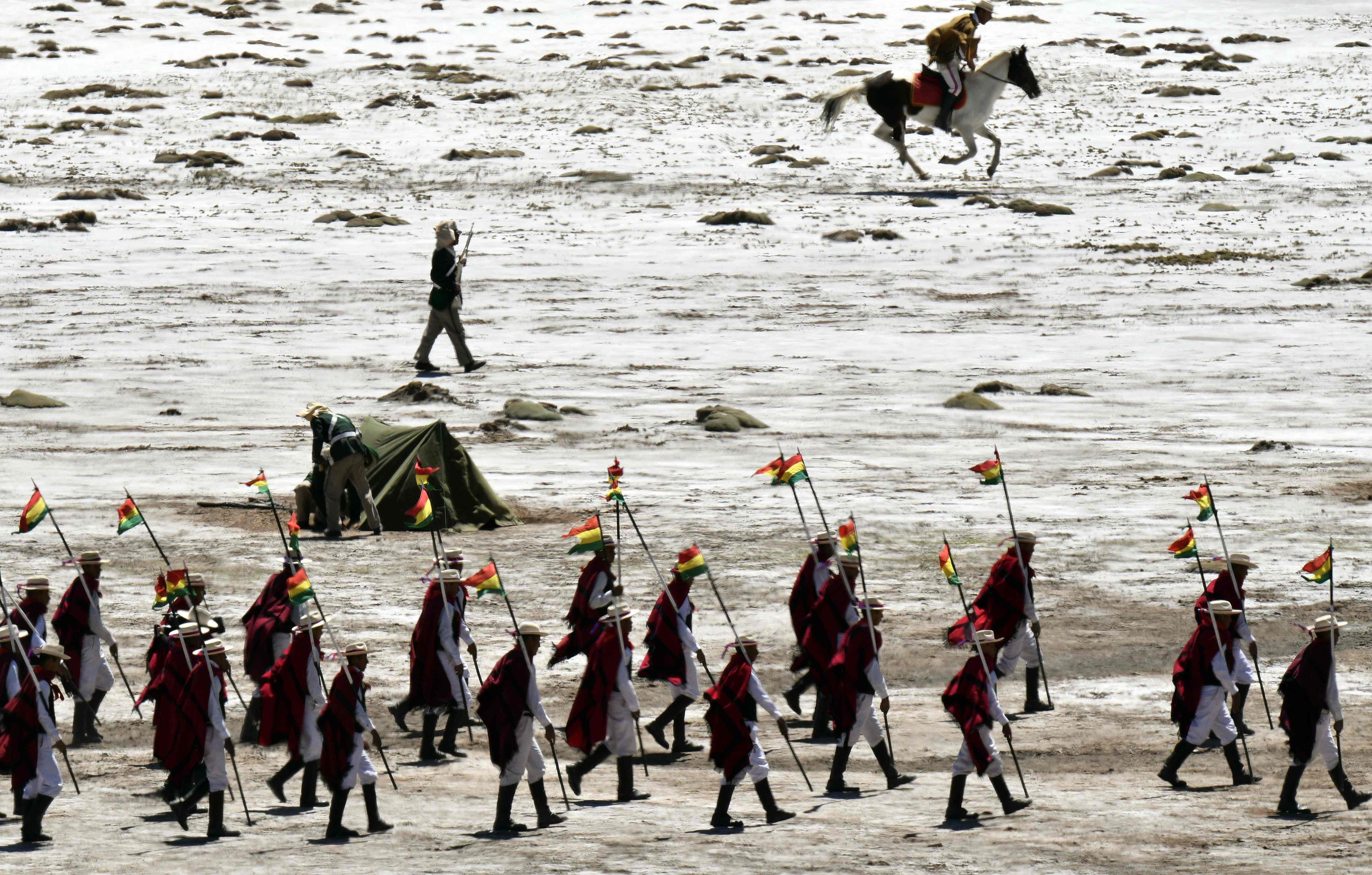 قوات بوليفية تشارك فى إعادة تمثيل معركة مع تشيلى