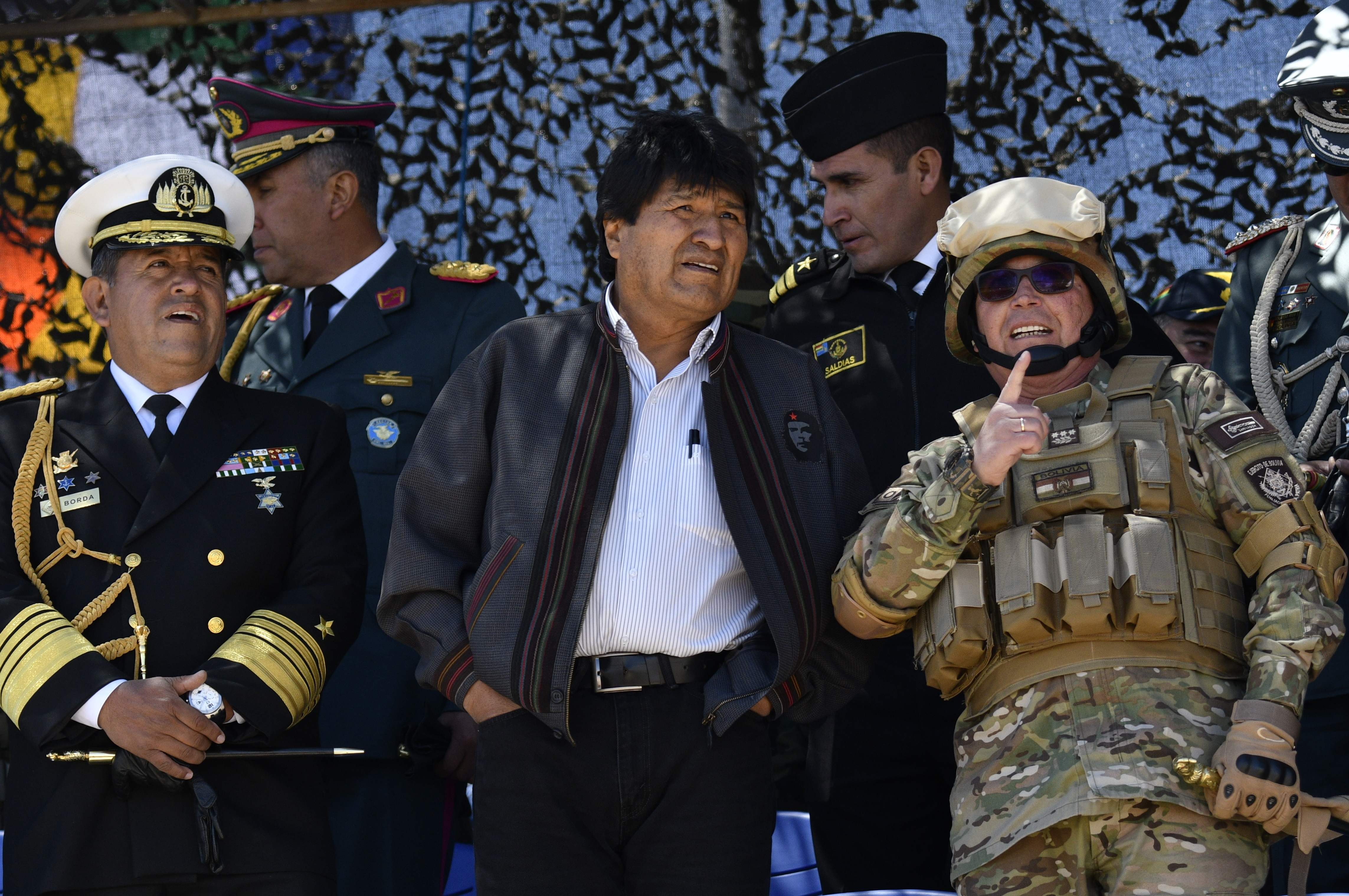 رئيس بوليفيا يستمع لشرح القادة العسكريين لمسيرة المعركة