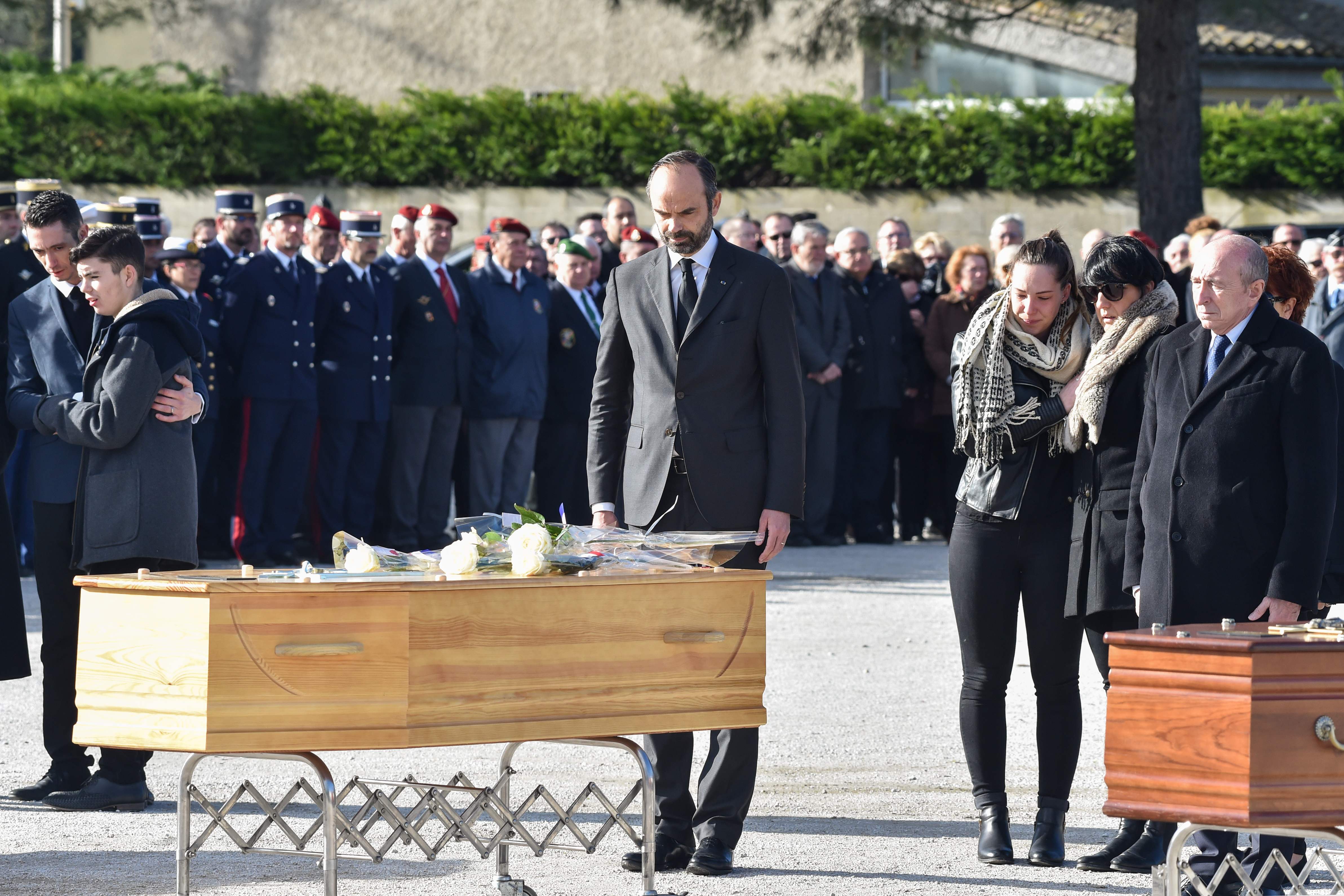 إدوارد فيليب رئيس الوزراء الفرنسى يشارك فى تشييع جثمان ضحايا
