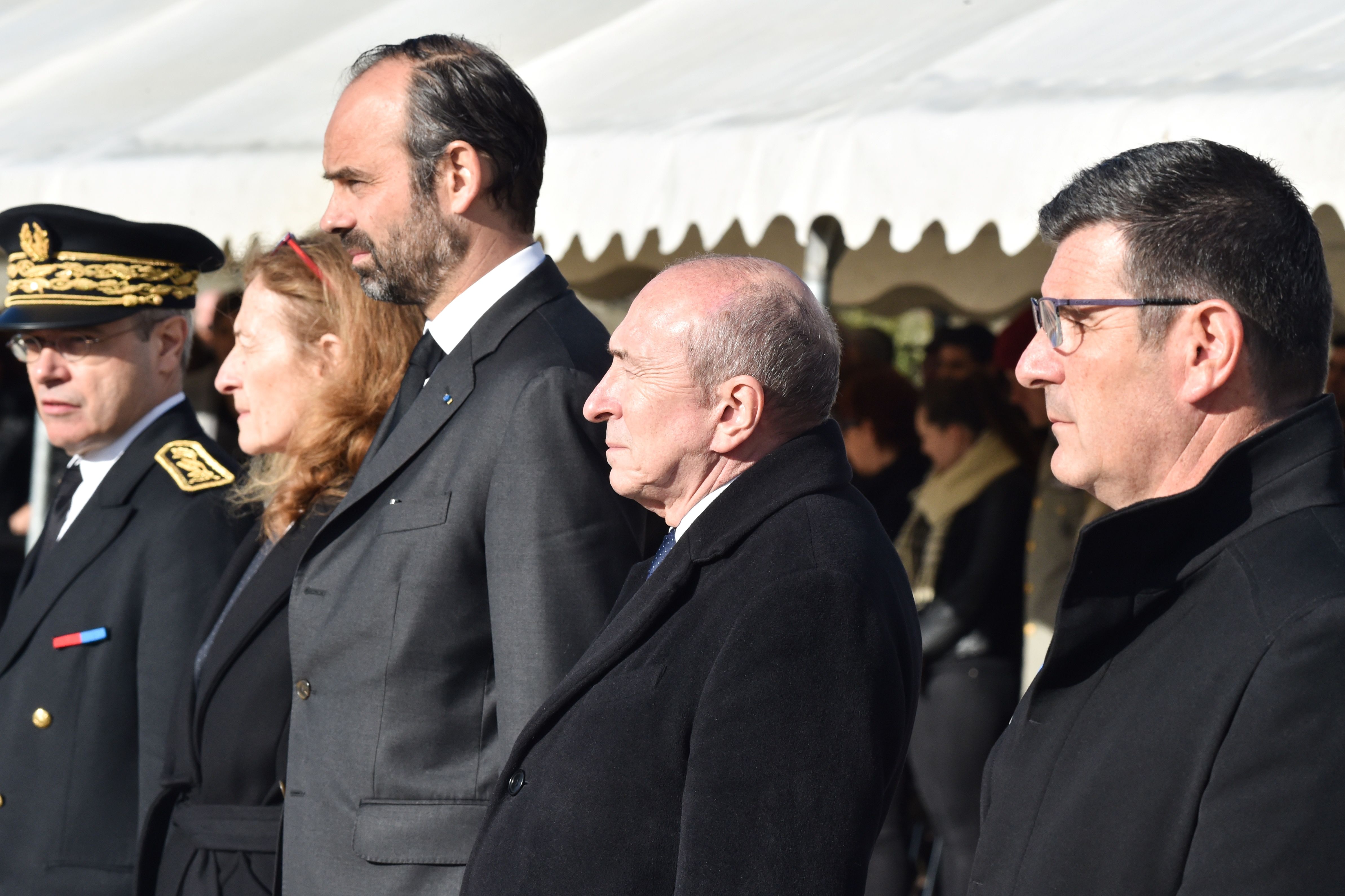 إدوارد فيليب رئيس الوزراء الفرنسى يقف بجوار ذوى الضحايا