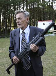 كلاشنكوف يحمل أحد أسلحته المتطورة