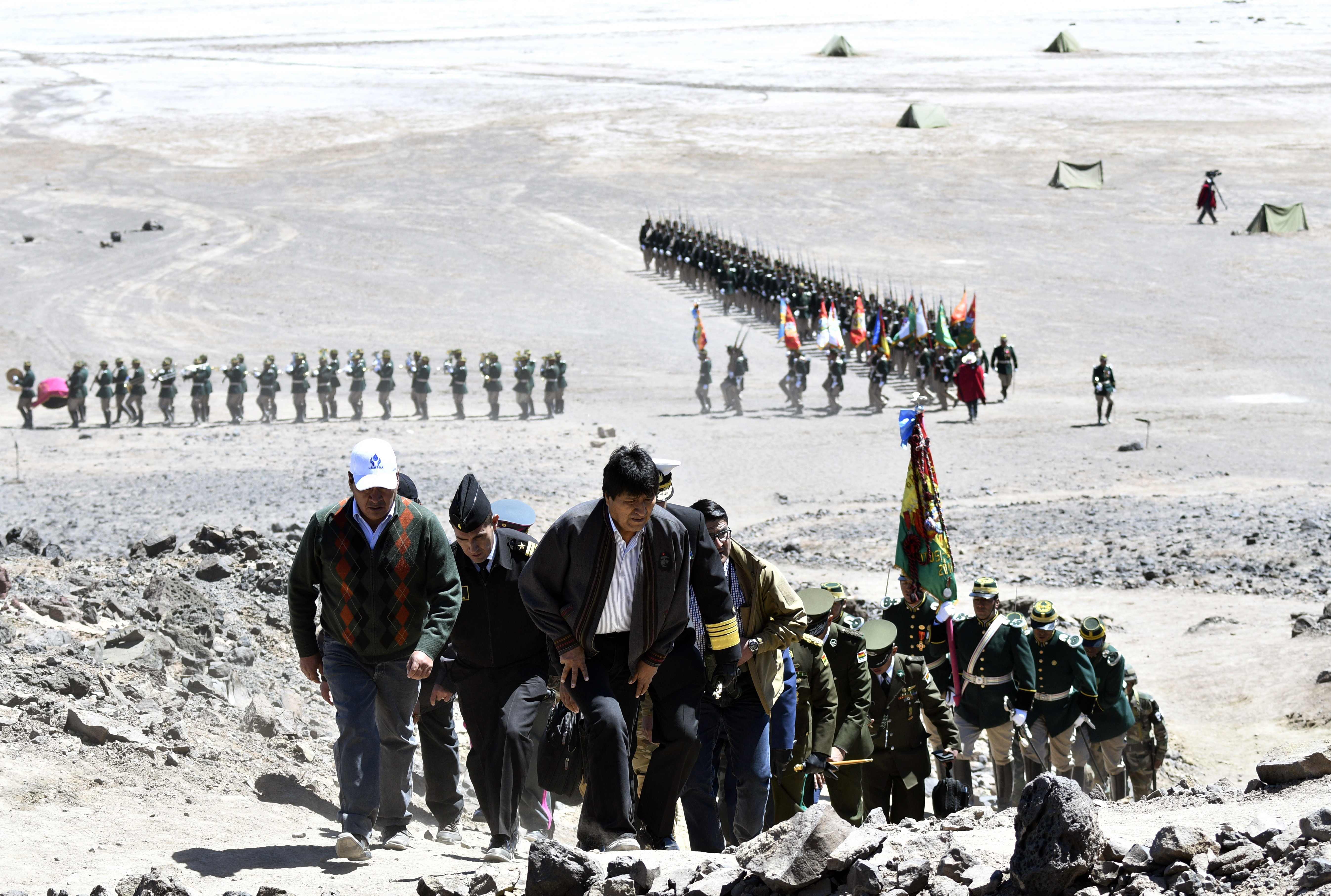رئيس بوليفيا يحضر إعادة تمثيل معركة لبلاده مع تشيلى