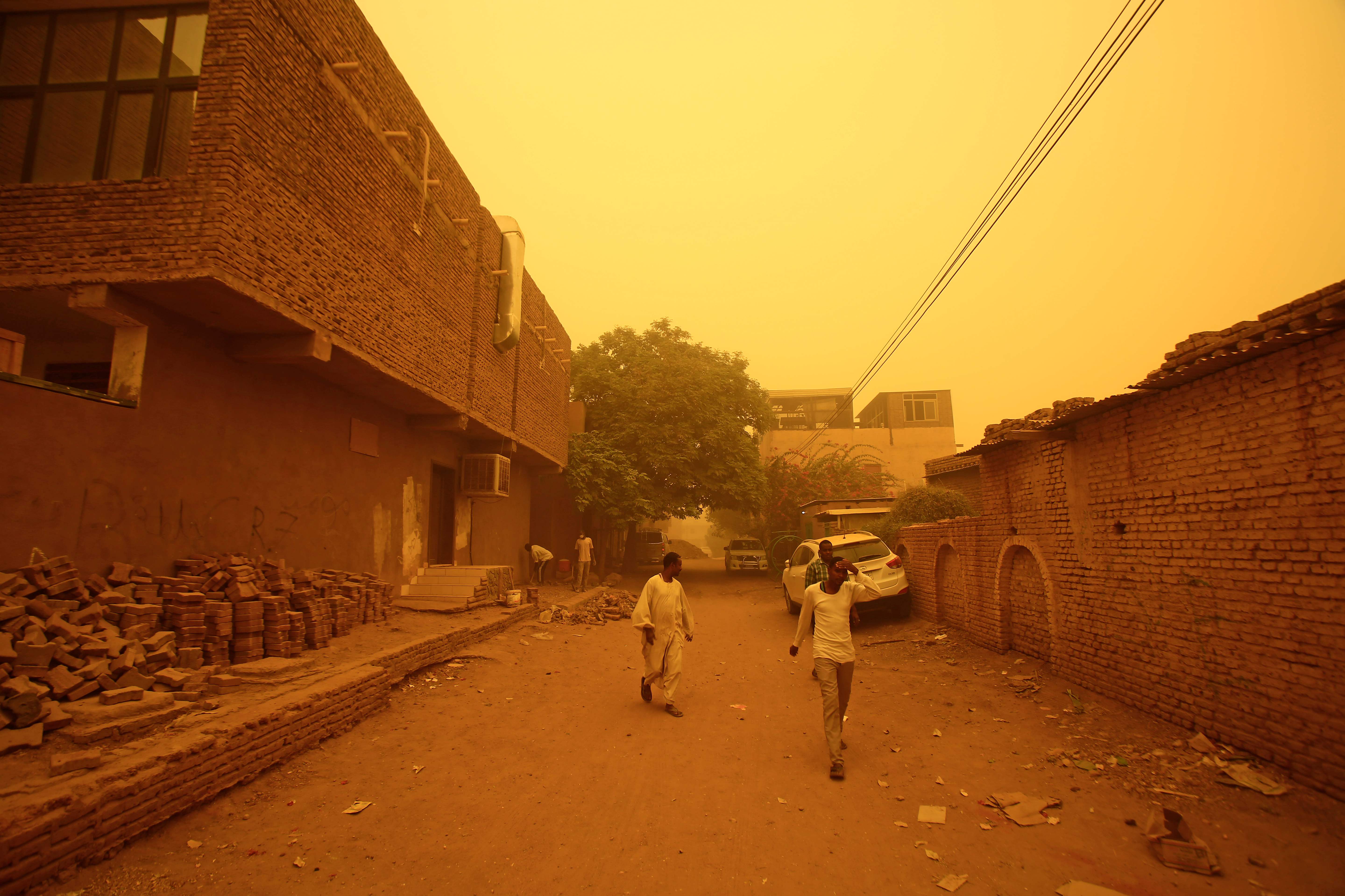 مواطنوا السودان يسيرون وسط العاصفة الترابية