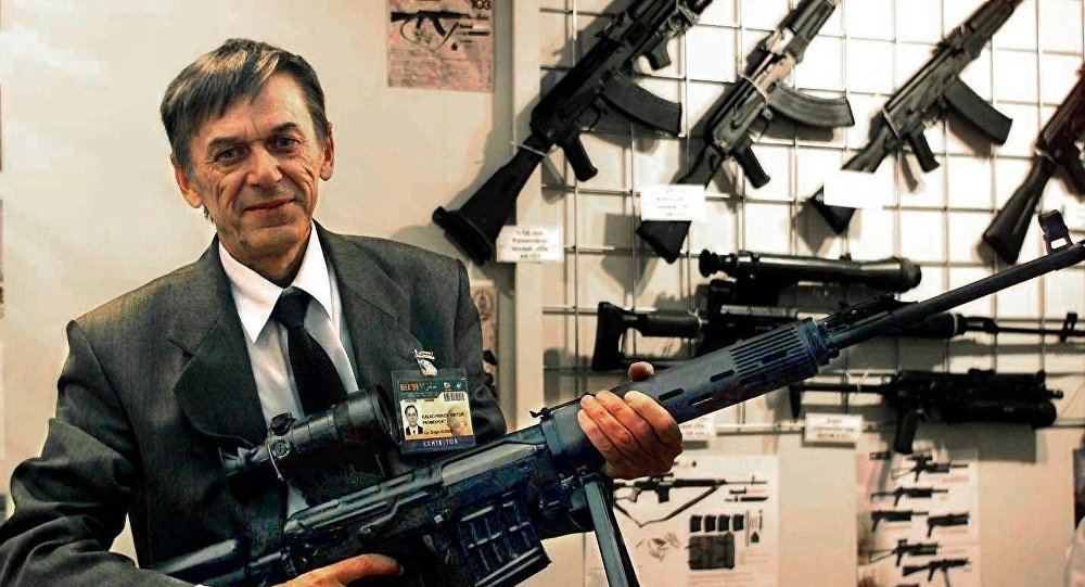 كلاشنكوف يحمل أحد منتجاته من الأسلحة المتطورة