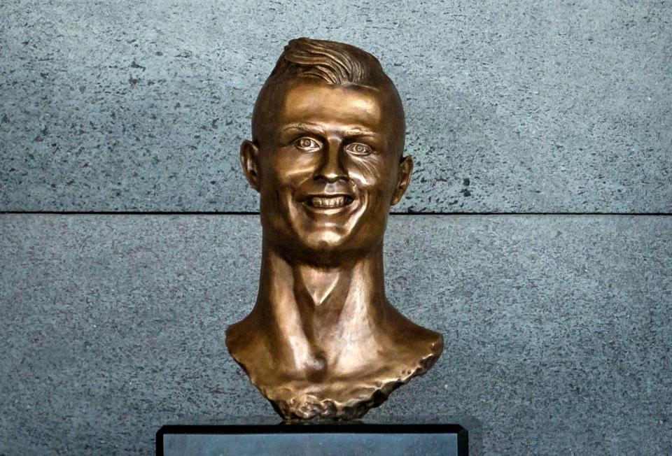تمثال رونالدو الذى تعرض لسخرية كبيرة