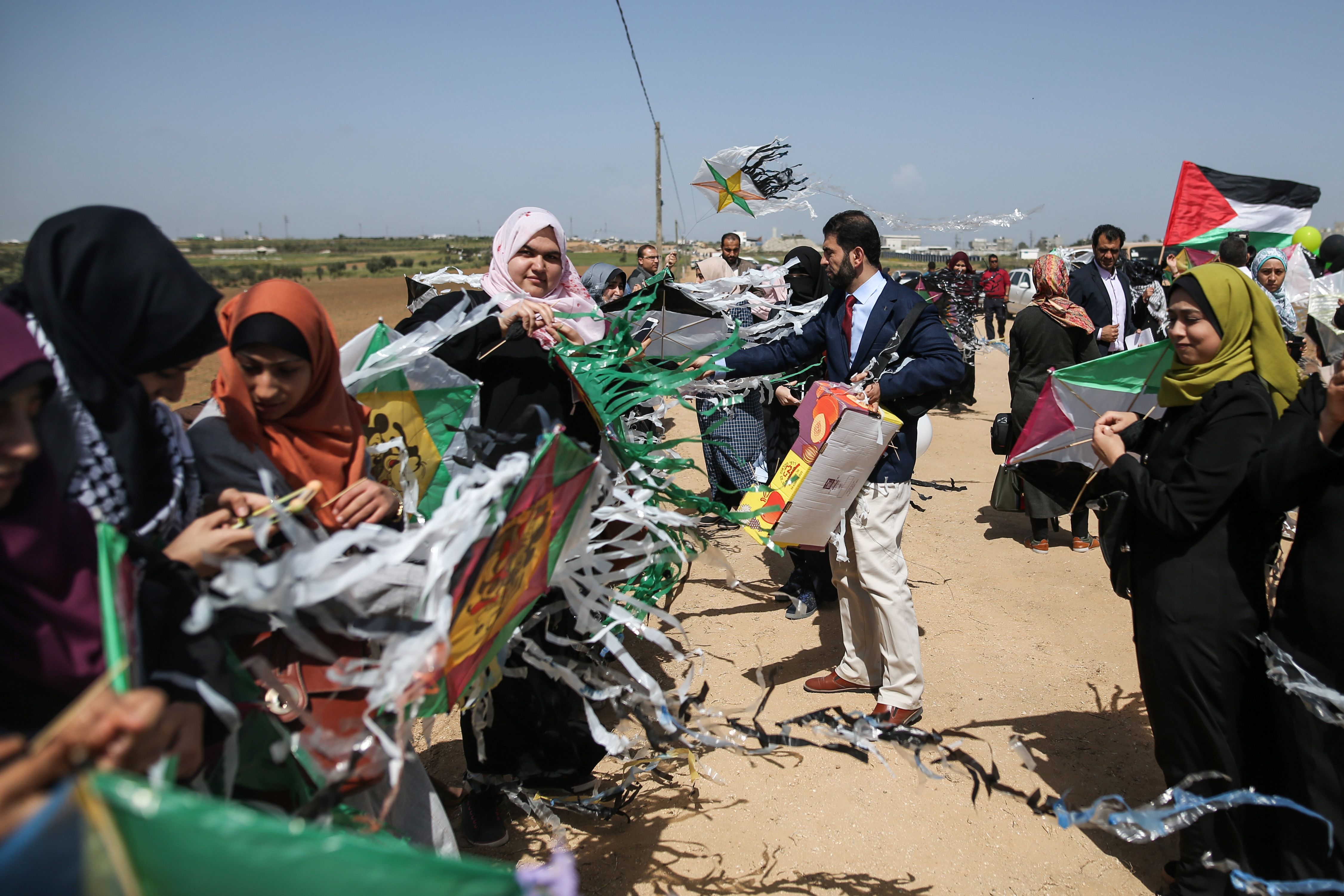 سيدات غزة معهن طائرات ورقية