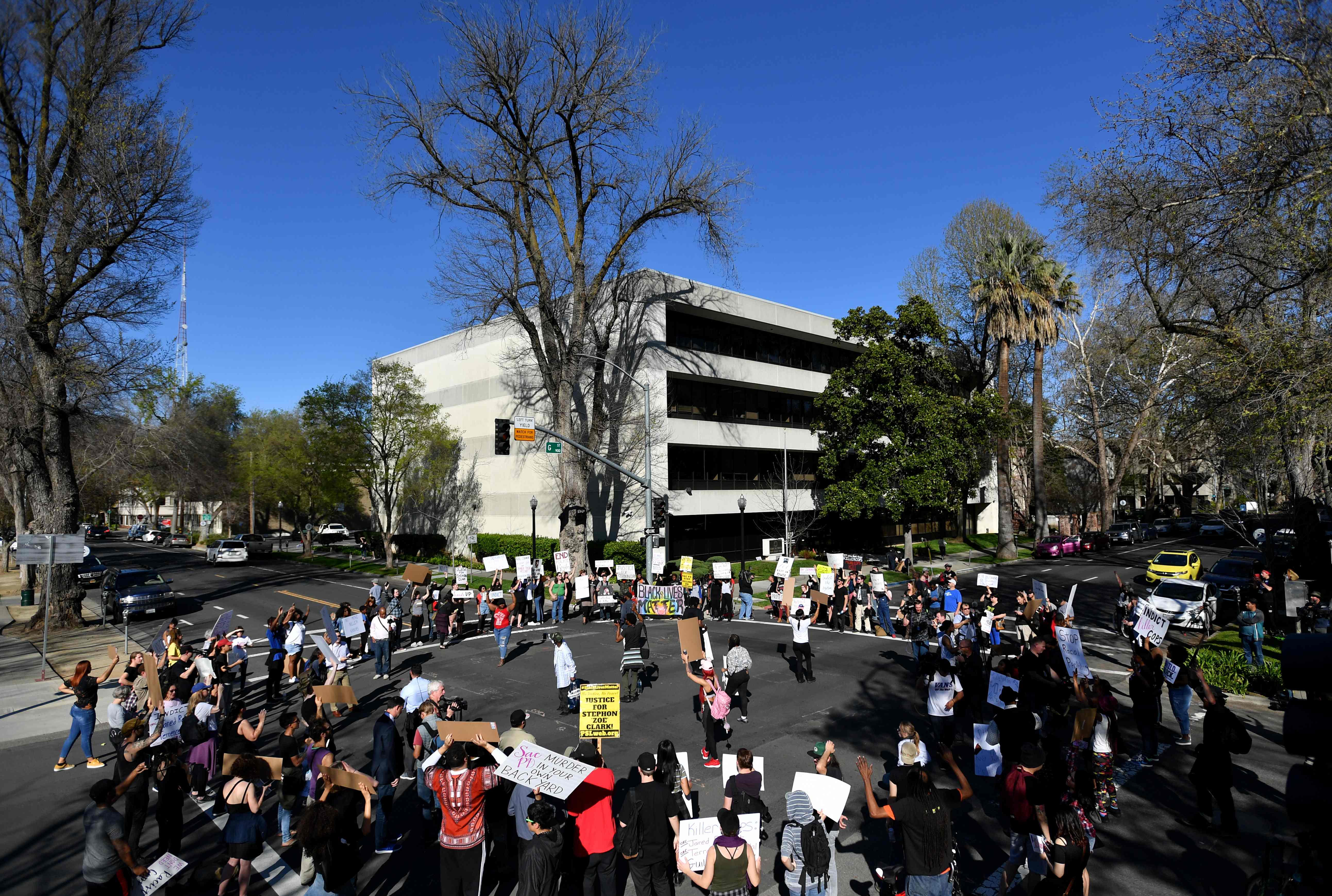 احتجاجات فى كاليفورنيا ضد مقتل شاب أسود